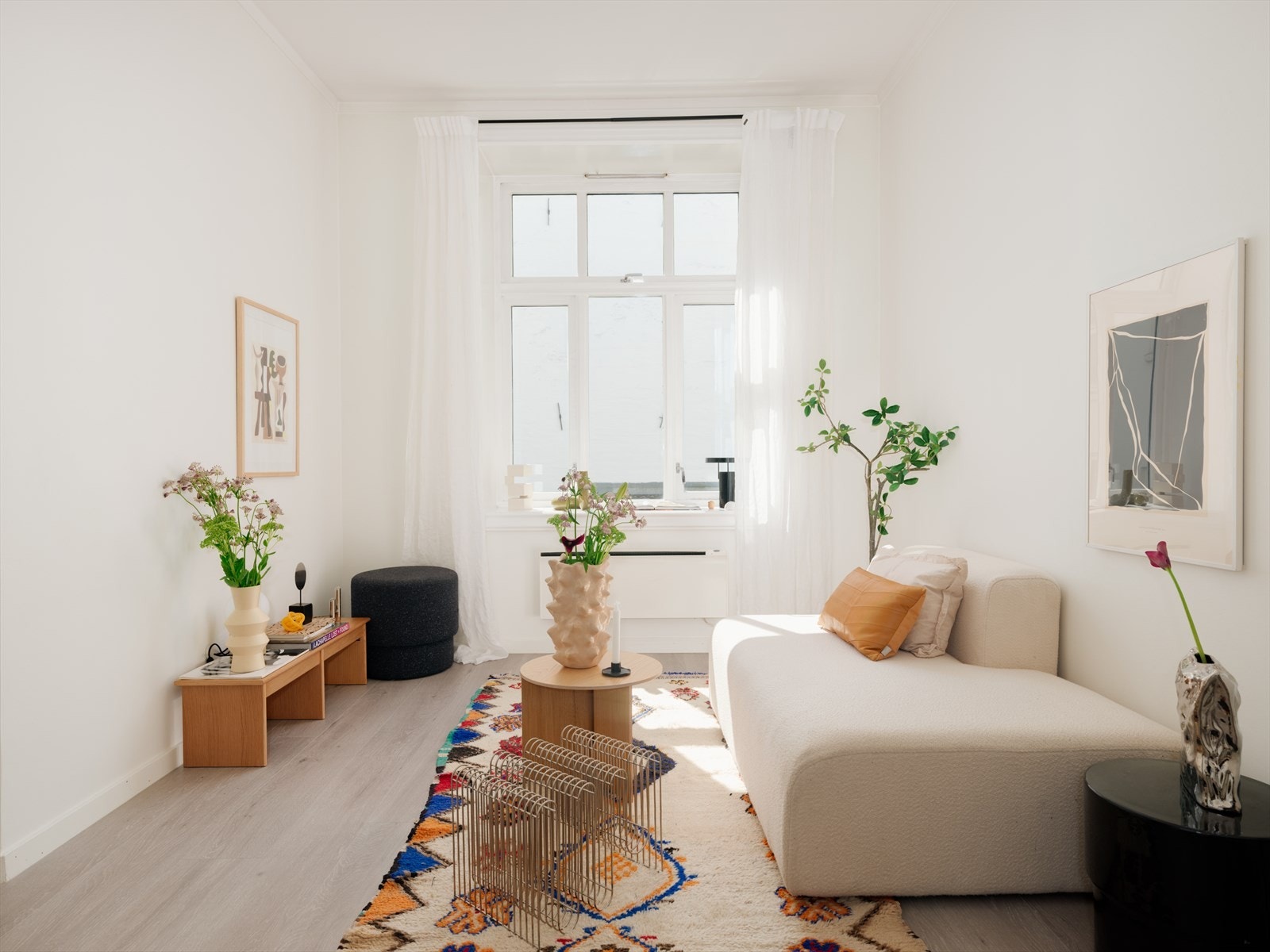Leiligheten har et vakkert lys gjennomgående i alle rom. Her er det heller ingen rom som føles trange. Galleribilde