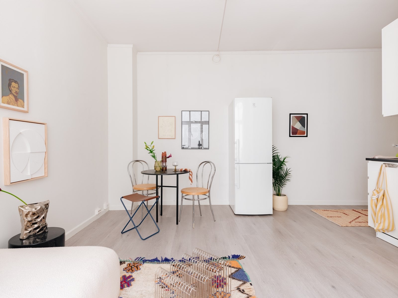 Rommets L-form gjør at kjøkken- og stuedel føles separat. Galleribilde