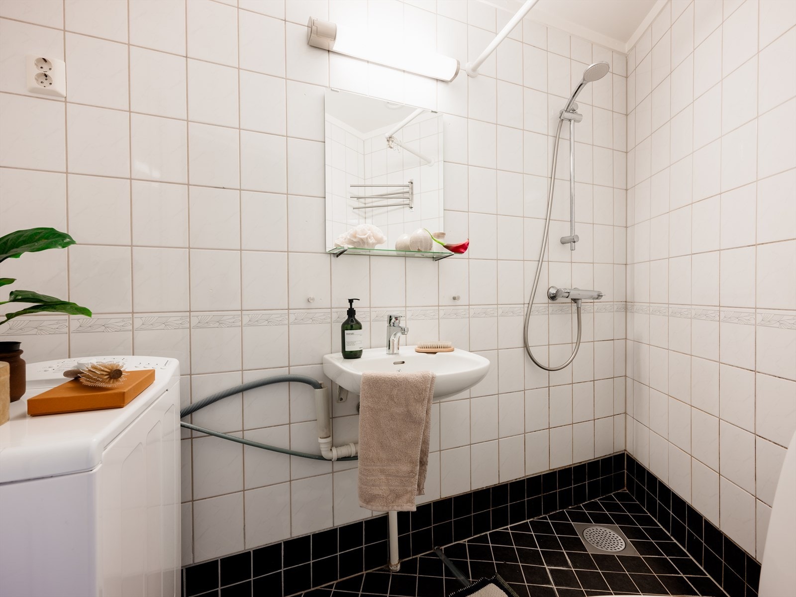 Det arealsmarte badet har tidløse lyse fliser på gulv og vegger. Her har du også varmekabler i gulv, som holder føttene varme. Galleribilde