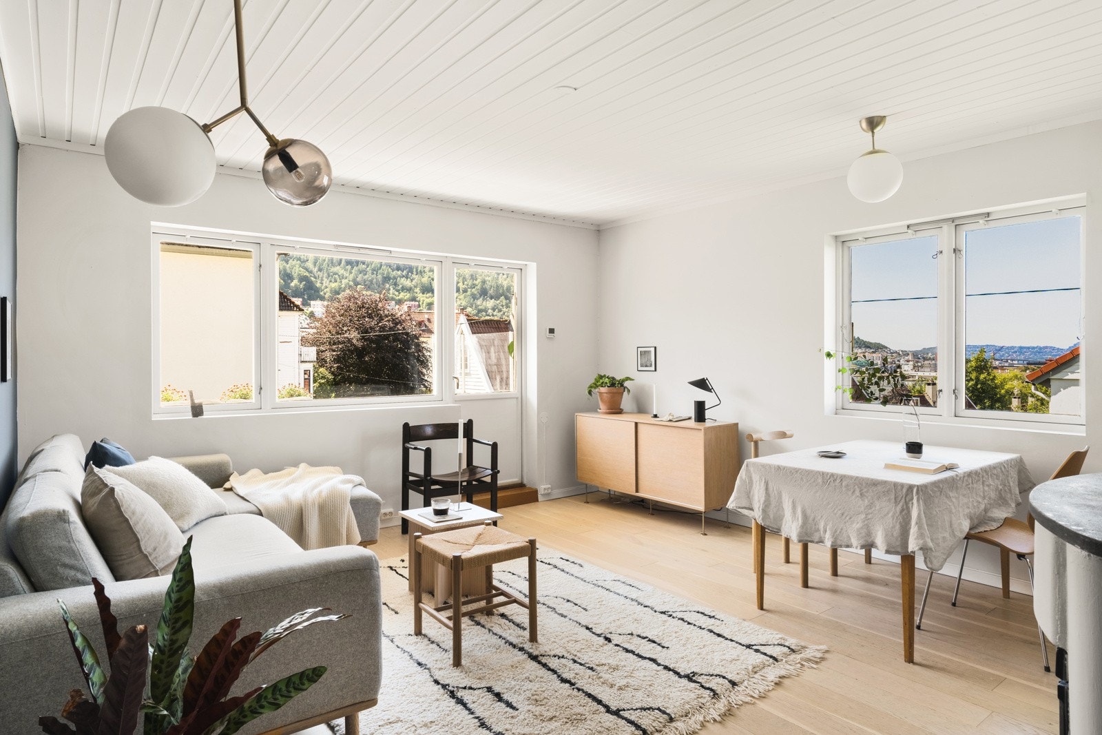 Den delvis åpne løsningen med kjøkken, sammen med de store vindusflatene, gjør dette til en luftig, svært hyggelig og sosialt rom. Galleribilde