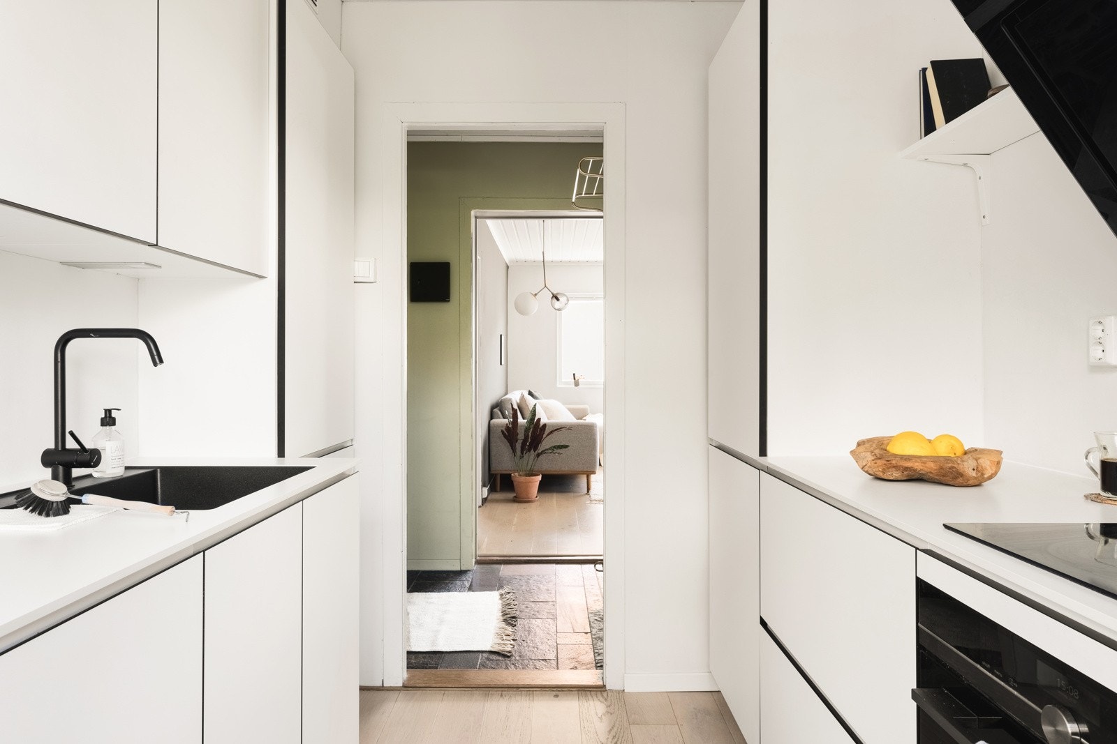 Den moderne innredningen består av slette fronter, benkeplate av laminat og en underlimt vask av kompositt. Galleribilde