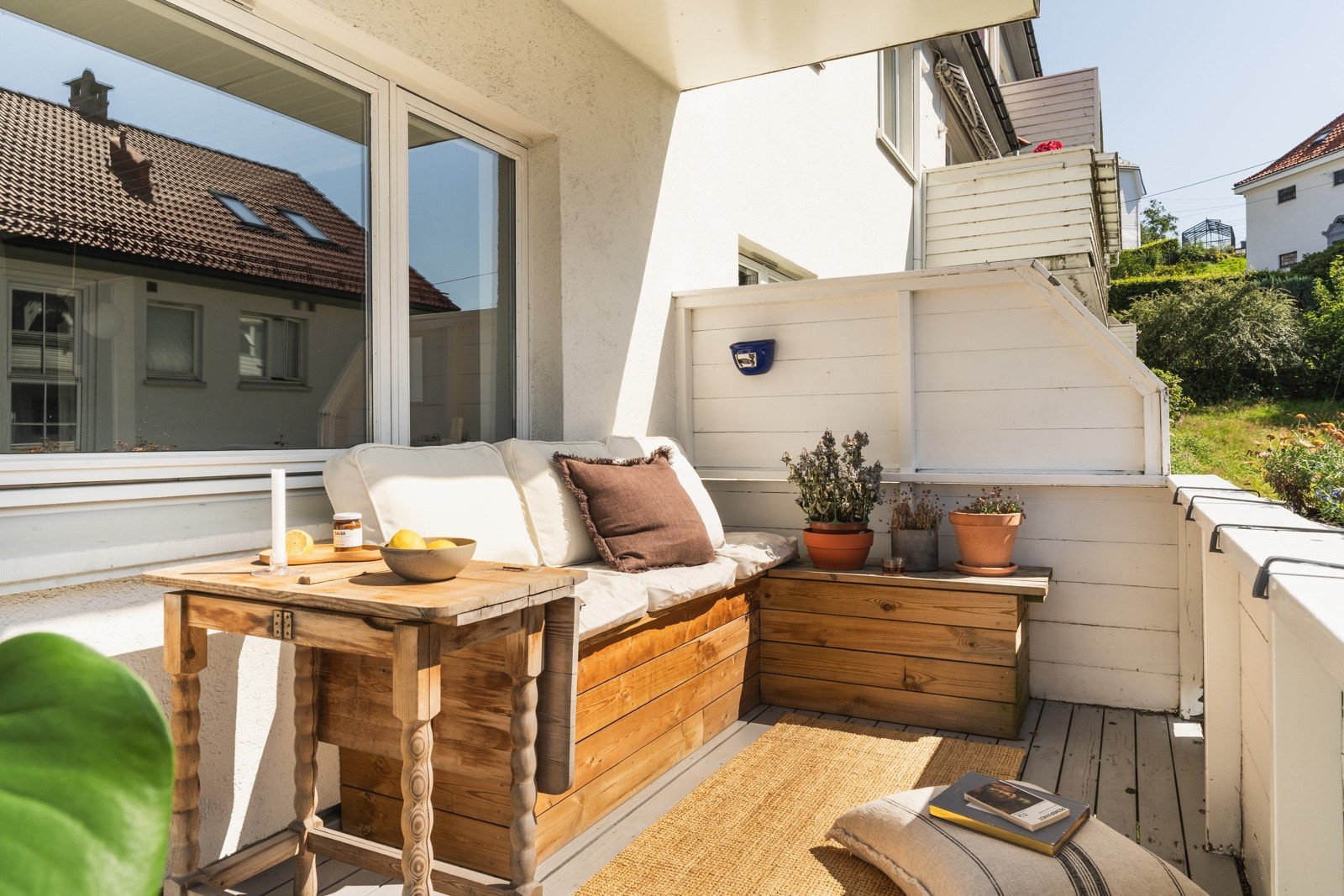 Her har du godt med spillerom når det kommer til utemøblering og enkel beplantning. Galleribilde