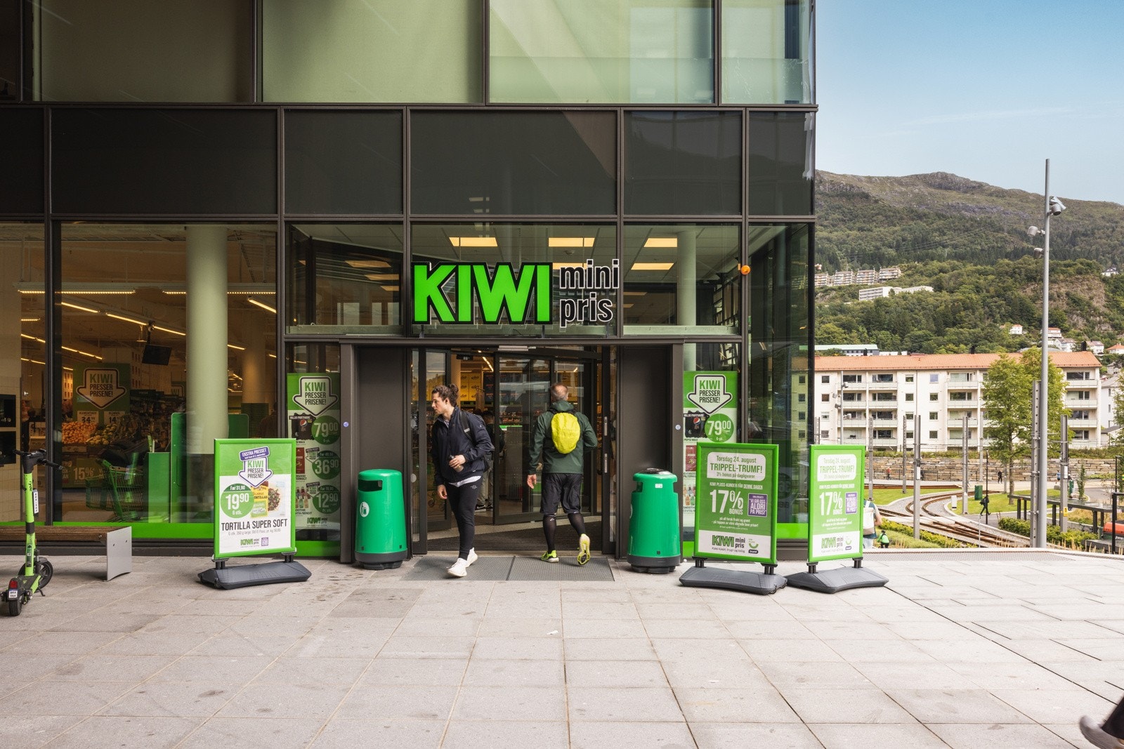 Kronstad X byr på treningssenter, cafe og matbutikk. Her finner du også begge bybanelinjene. Galleribilde
