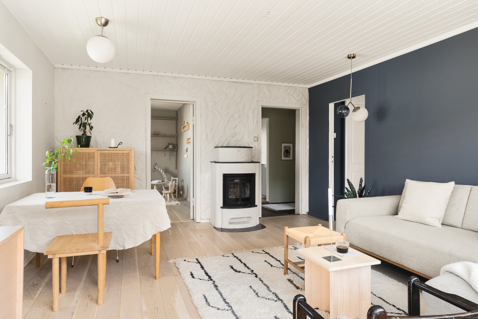 Her har du god plass til stor sofagruppe, i tillegg til spisebord. Galleribilde