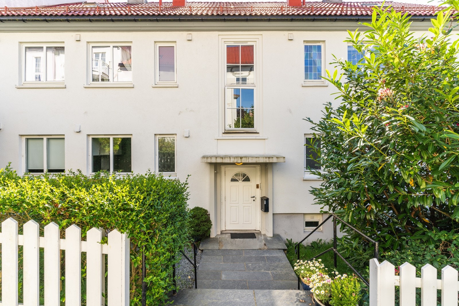 Leiligheten befinner seg svært fint til i det som kanskje er byens mest sjarmerende nabolag. Galleribilde