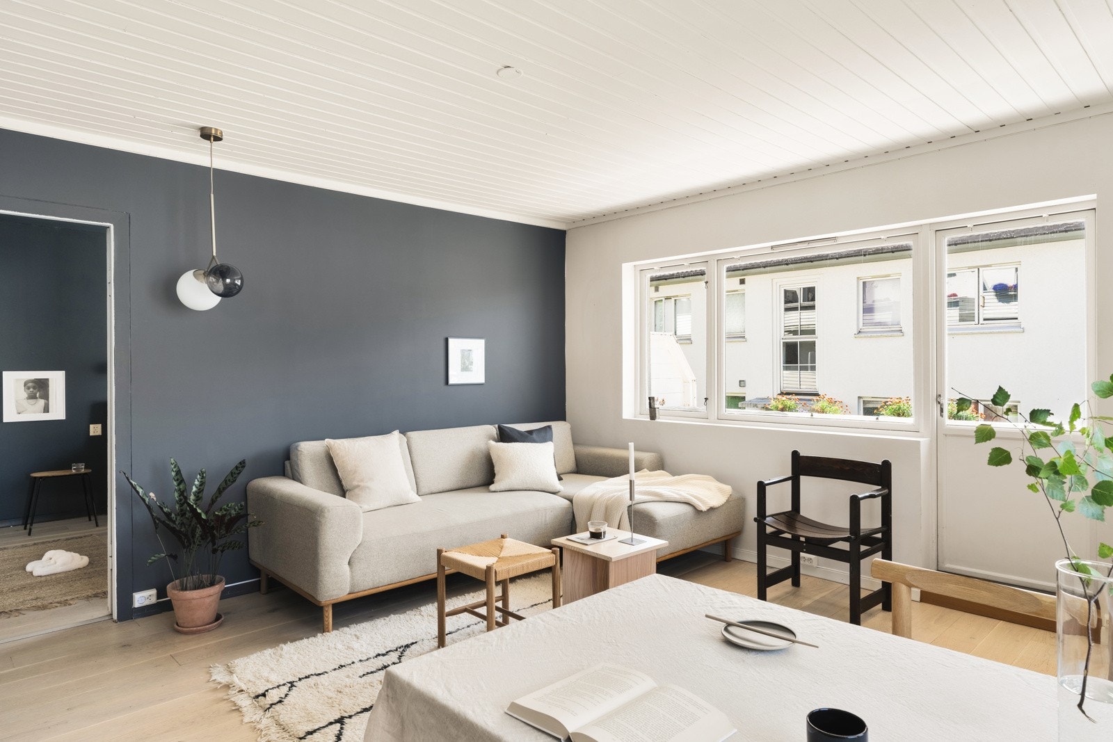 Stuens areal og utforming gjør det enkelt å møblere i ulike soner. Galleribilde