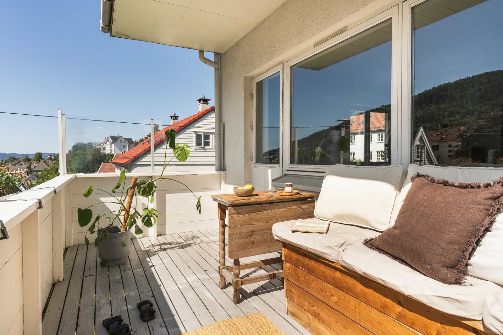 Fra stuen er det utgang til den koselige balkongen. Galleribilde