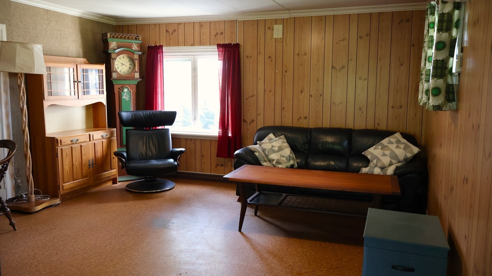 Romslig stue. Galleribilde