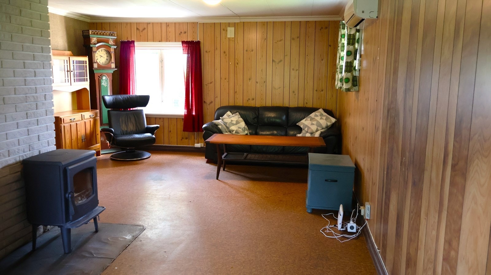 Stue med vedovn og luft-til-luft varmepumpe. Galleribilde