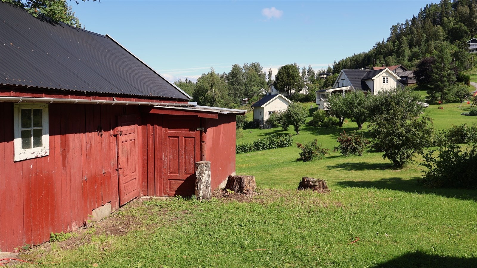 Eldre uthus på ca. 60m² med lav standard. Bygningene på eiendommen bærer preg av manglende vedlikehold og anses som et oppussingsobjekt. Galleribilde