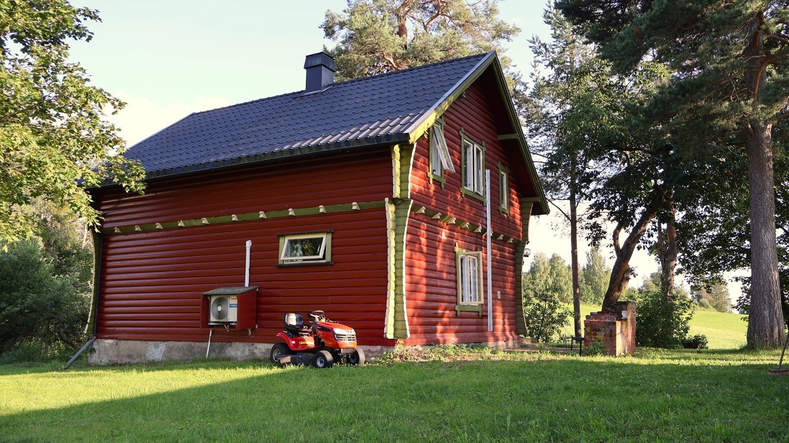 Eneboligen har innhold over to plan samt kjeller. Sjarmerende enebolig med laftet tømmervegger og flotte detaljer, taktekking fra 1990-tallet. Galleribilde