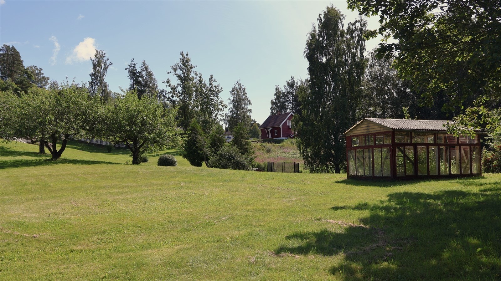 Gammelt drivhus i hagen, bygge er ikke registeret på eiendomsdata.no, må sjekkes med kommunen. Er ikke videre beskrevet eller oppmålt i takstrapporten. Galleribilde
