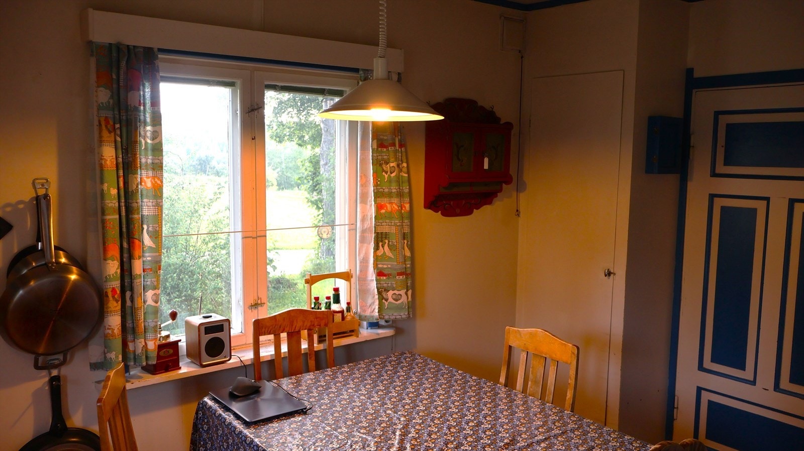 Landlig utsikt fra vindu. Galleribilde