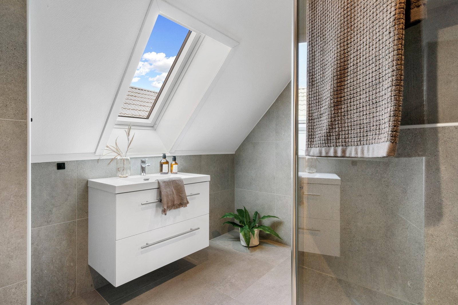 Elektrisk avtrekksventil og varmekabler i gulv. Galleribilde