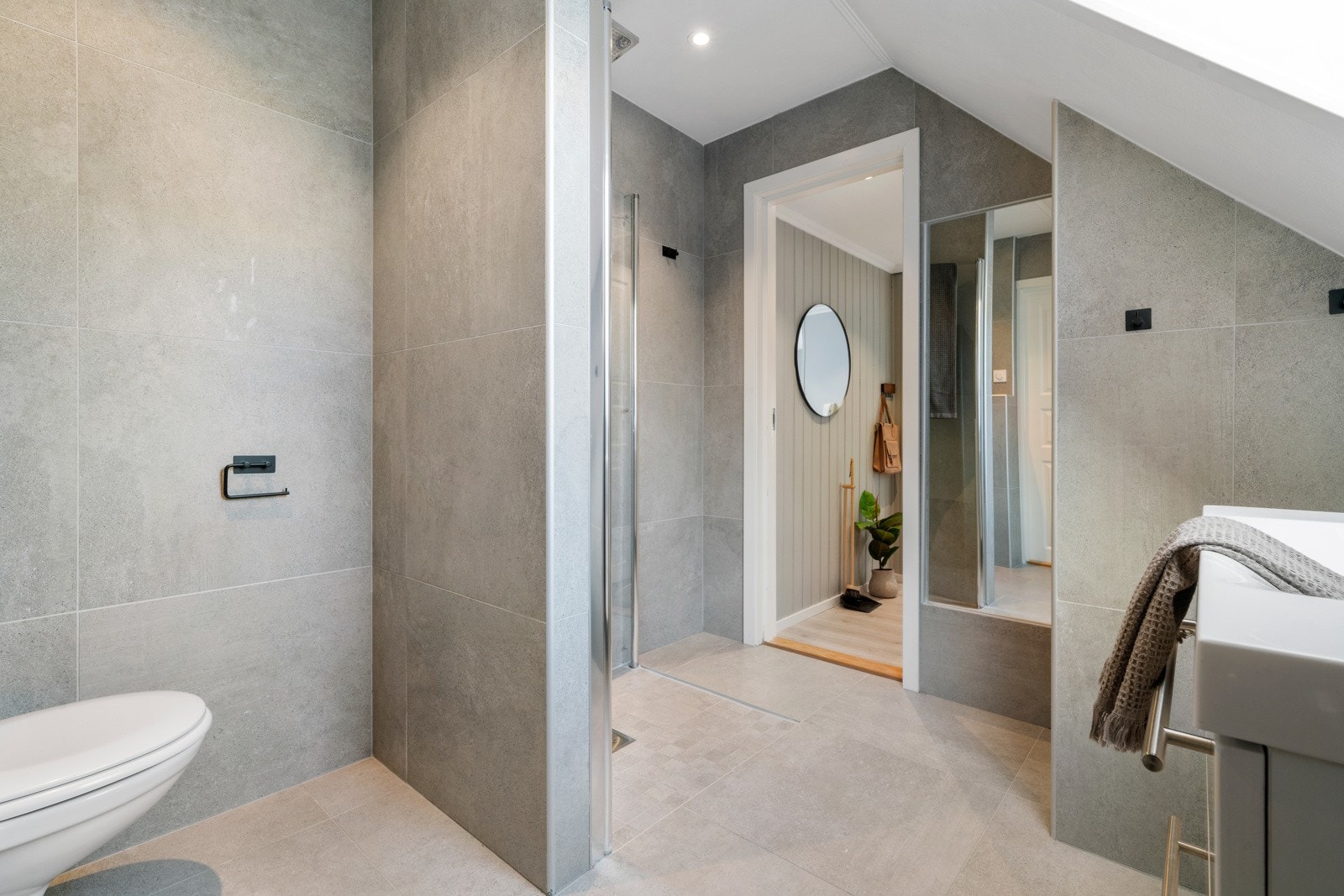 Badet fremstår meget delikat med 60x60 fliser på gulv og vegger og spotlights (LED) i himling. Galleribilde