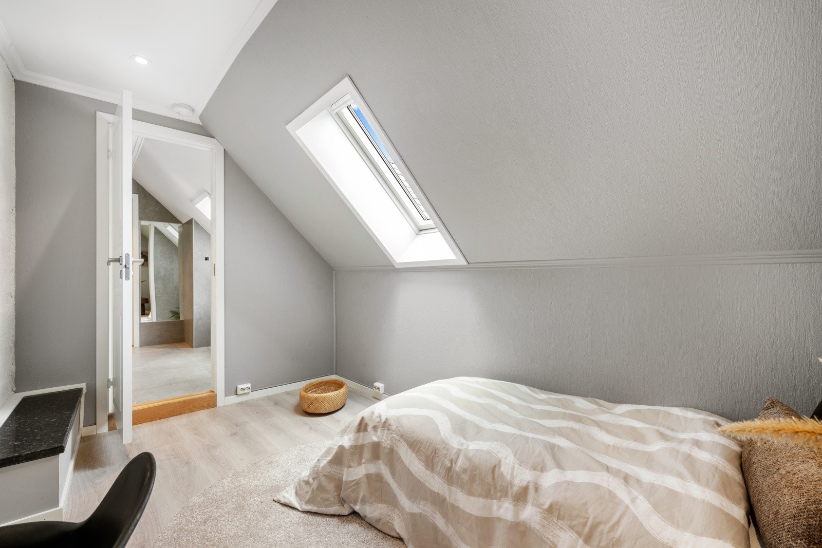 Soverommet er av god størrelse og målt til 8 kvm. Her er det god plass til dobbeltseng og god garderobeplass. Galleribilde