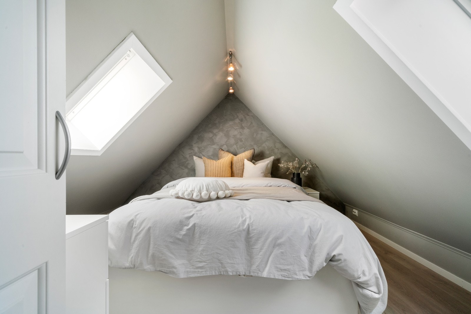 Tilhørende loftsrom/hems med gulvflate på ca. 11 kvm. Ikke målbart areal og ikke godkjent som soverom. Galleribilde