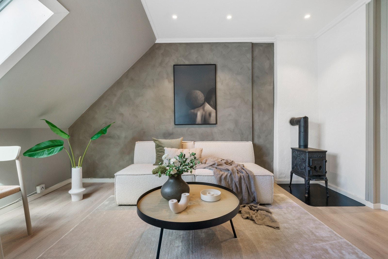 Rålekker toppleilighet med praktisk og smart utnyttelse, kombinert med tidsriktige og eksklusive kvaliteter, beliggende midt i sentrum. Galleribilde