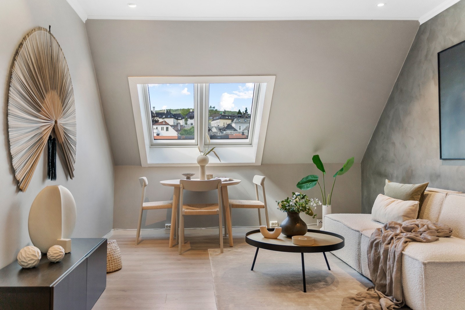 Stuen har god plass til både spise- og sittegruppe. Galleribilde