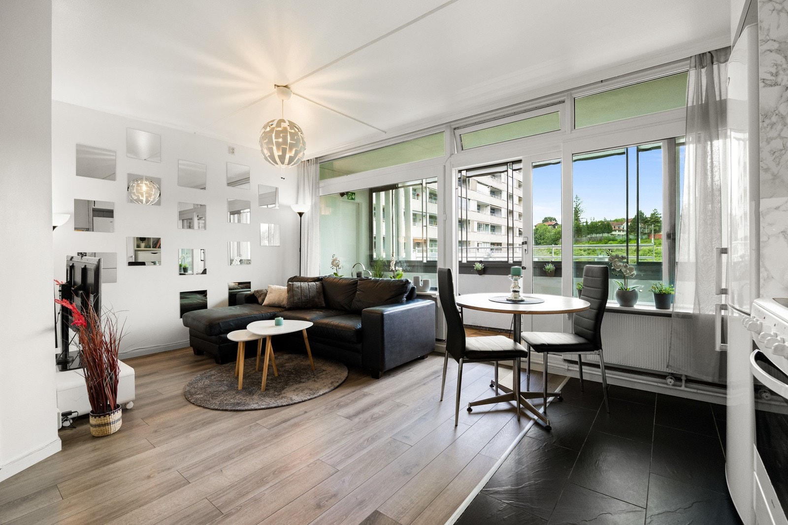 Romslig stuedel med rom for solid møblering Galleribilde