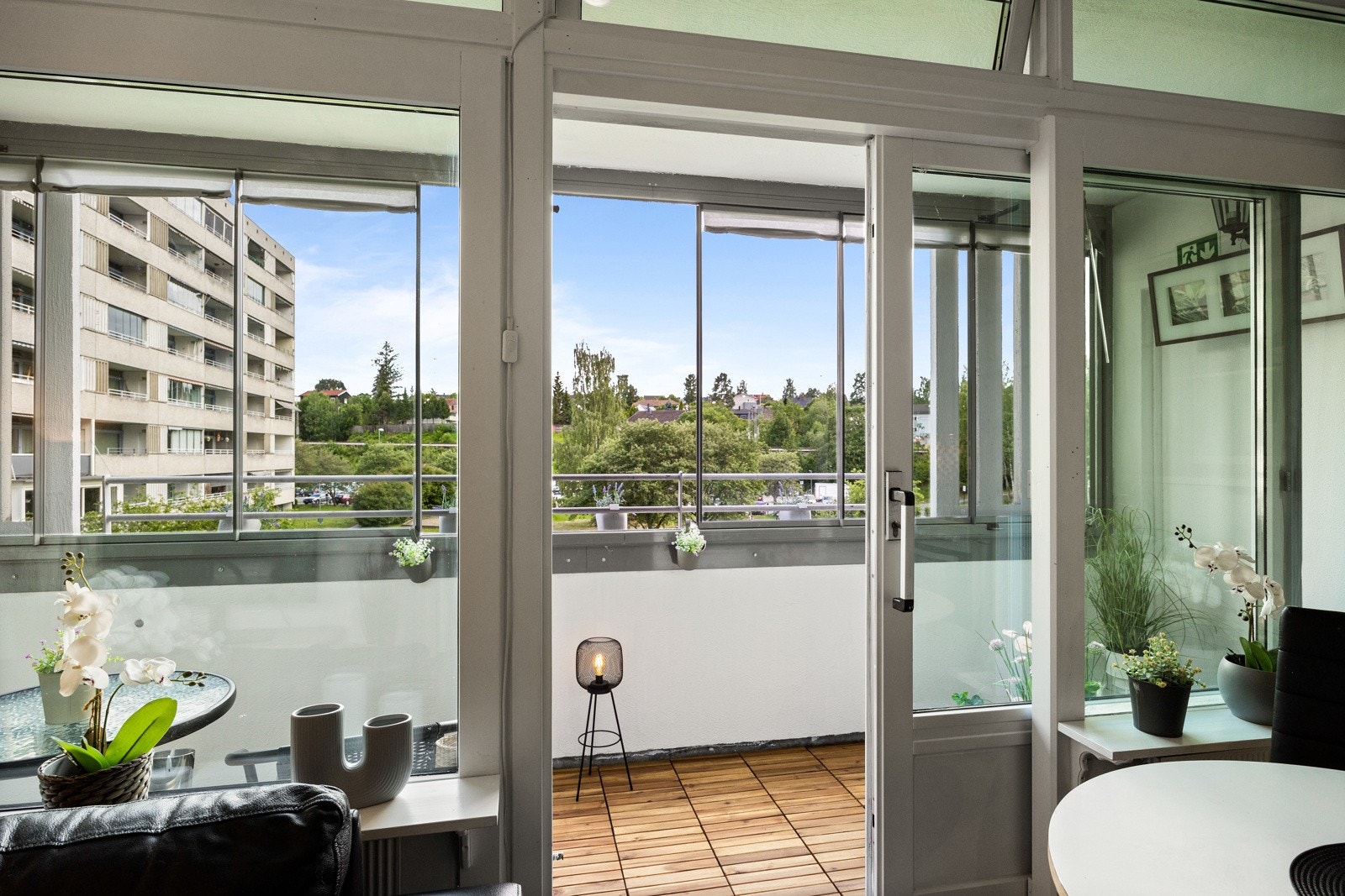 Leiligheten har tilgang til sydvendt balkong med flotte lys- og solforhold Galleribilde