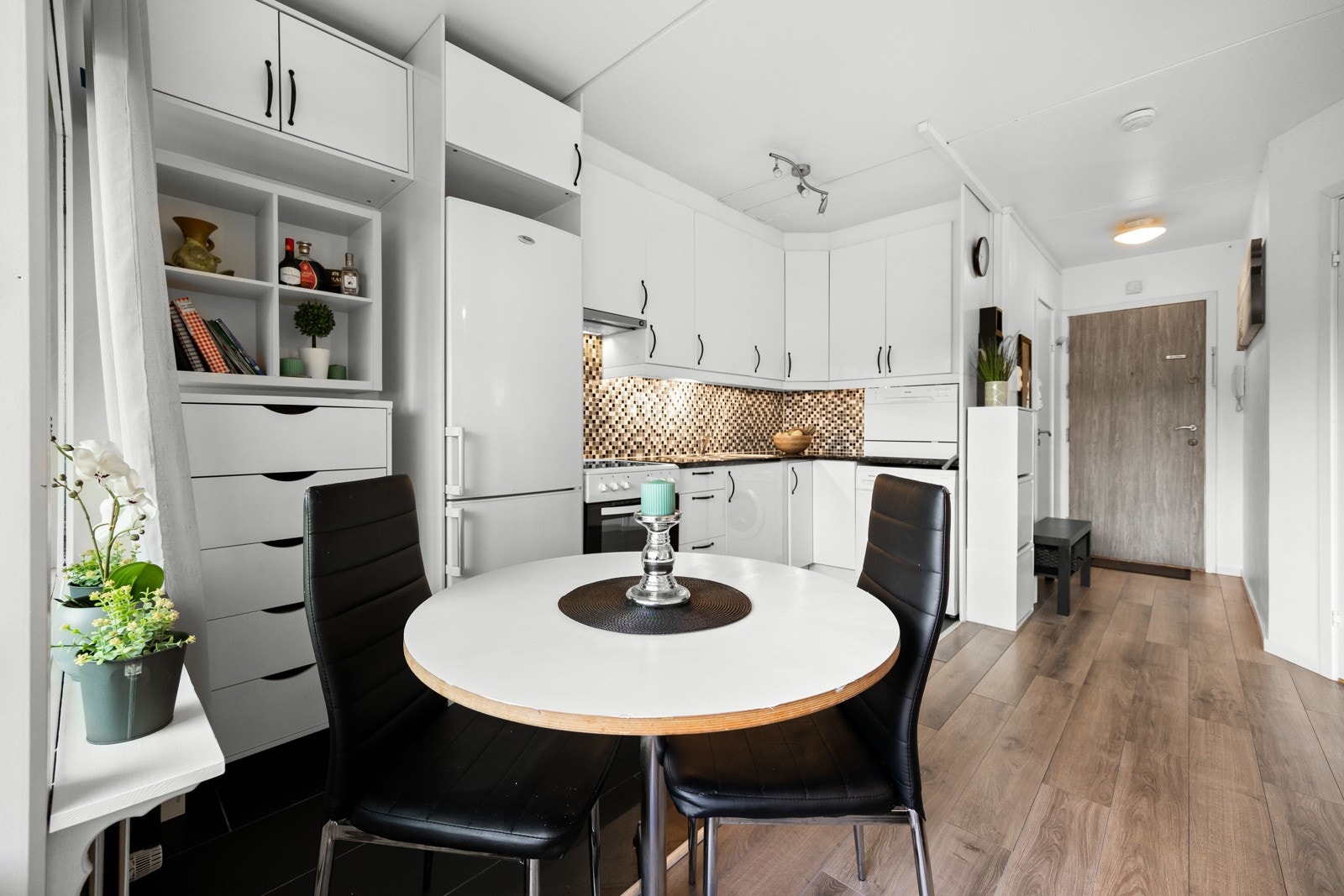 Det er plass til et hyggelig spisebord Galleribilde