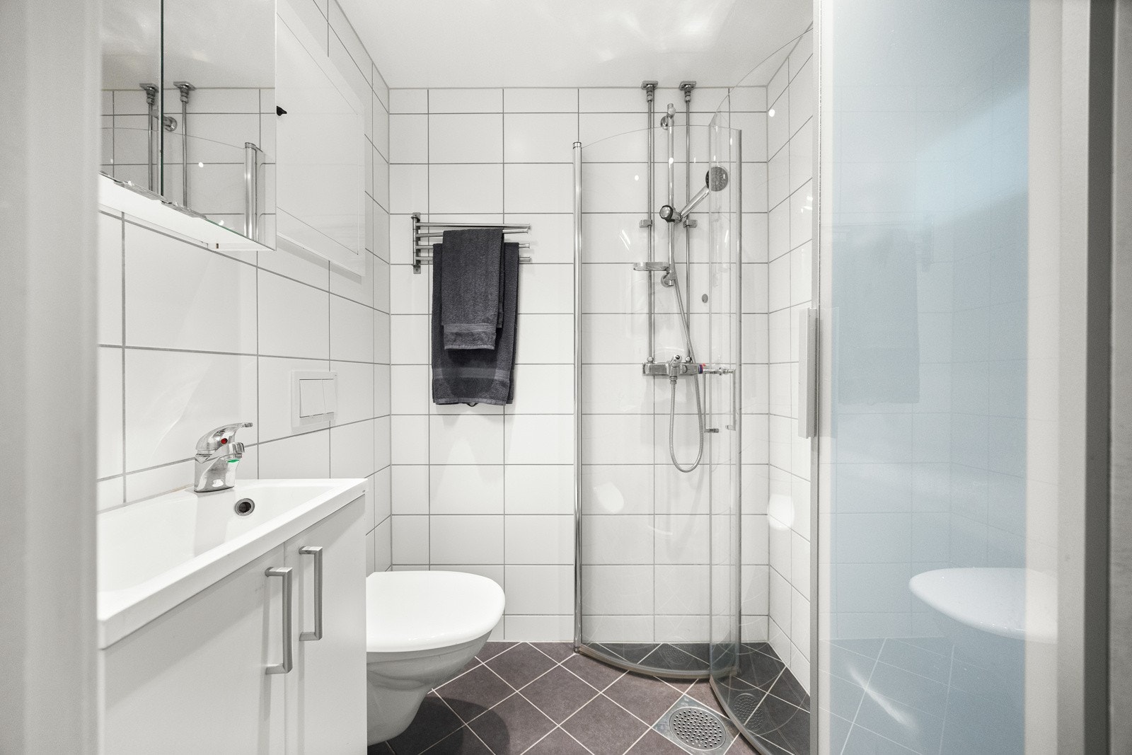 Bad/wc er pent flislagt og har varmekabler i gulv samt opplegg og plass til vaskemaskin Galleribilde