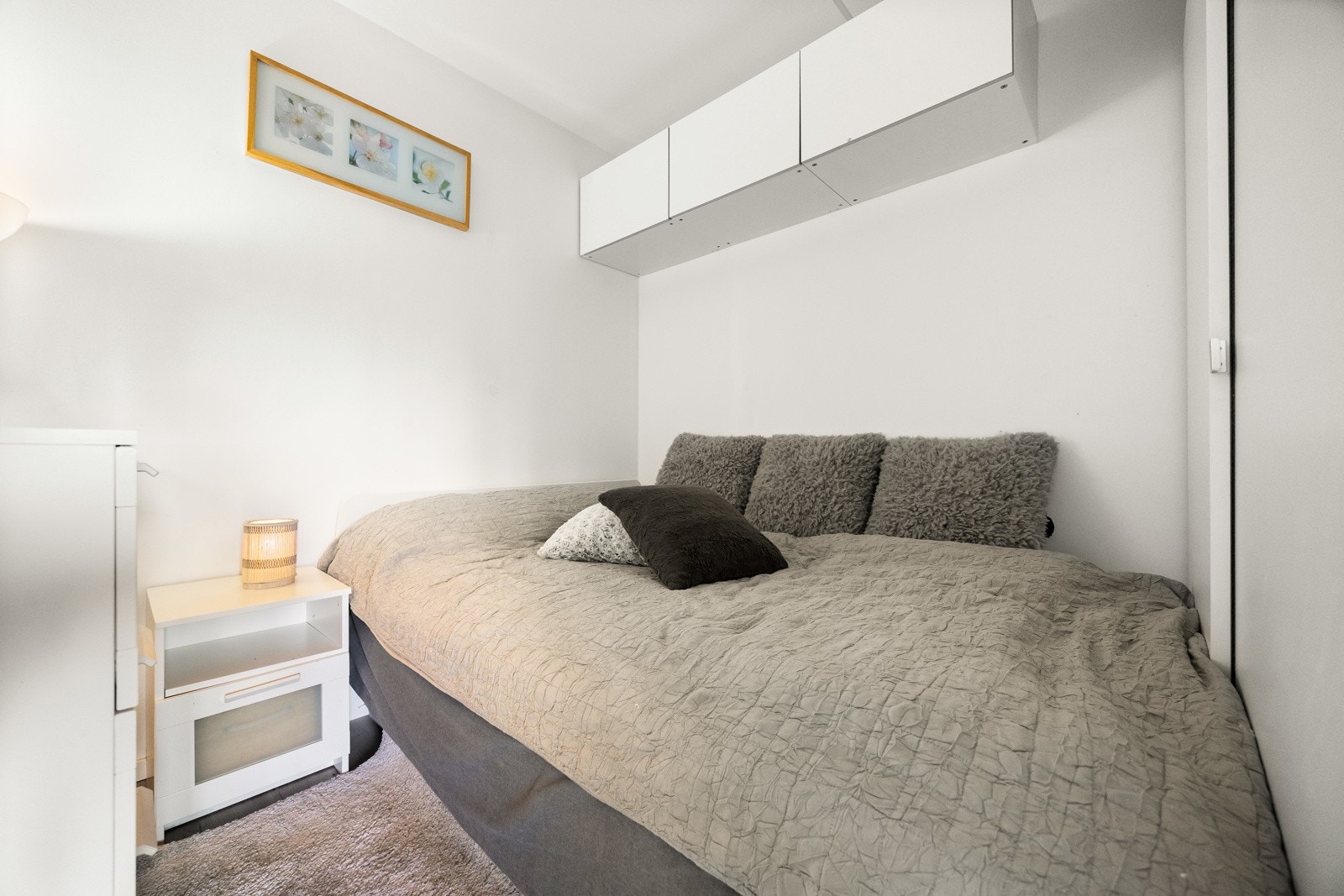 Effektiv alkove med plass til en stor seng Galleribilde