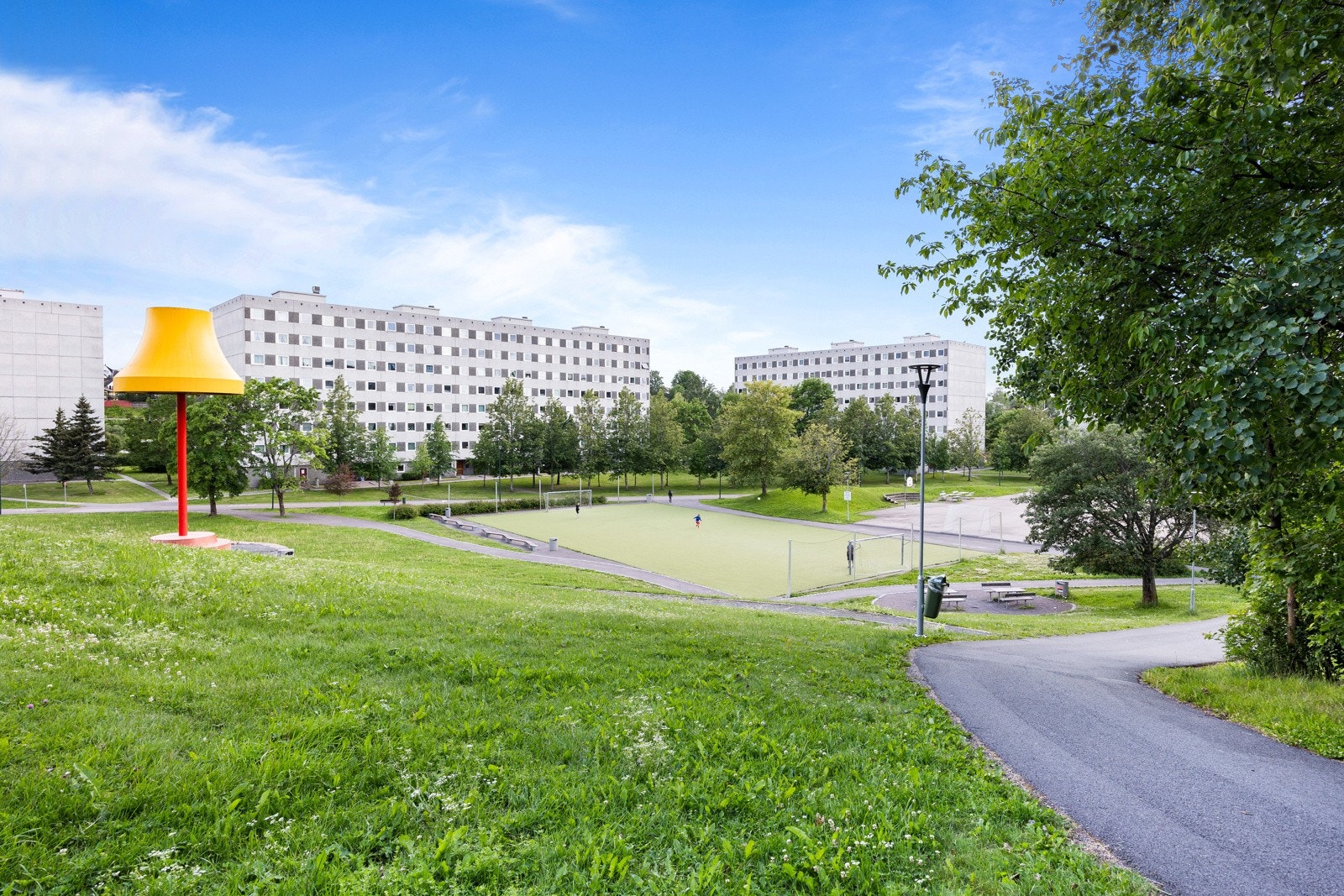 Borettslagets fellesareal er omgitt av grønne lunger med lekeplasser og sittegrupper Galleribilde