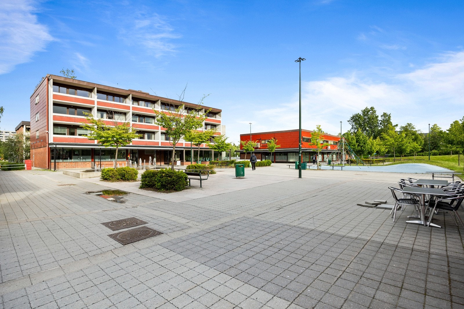 I området finner du blant annet grønt og frukt grossist, legesenter, tannlegesenter, apotek m.m. Galleribilde