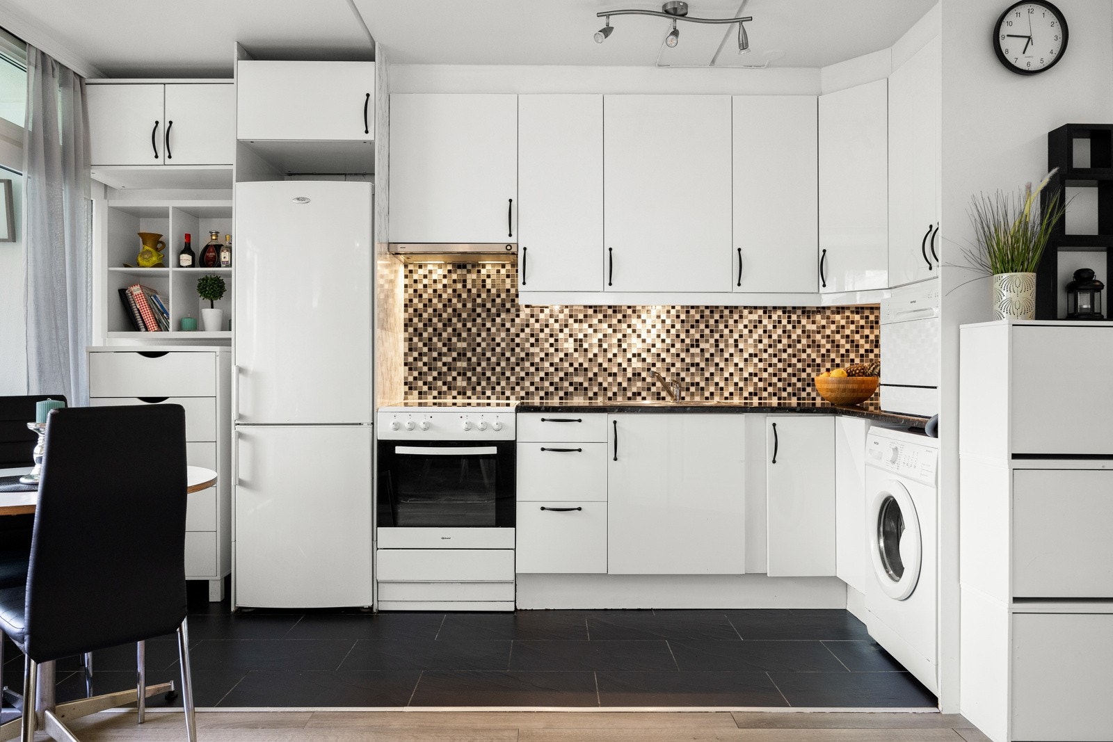 Åpen kjøkkenløsning der alle hvitevarer medfølger Galleribilde