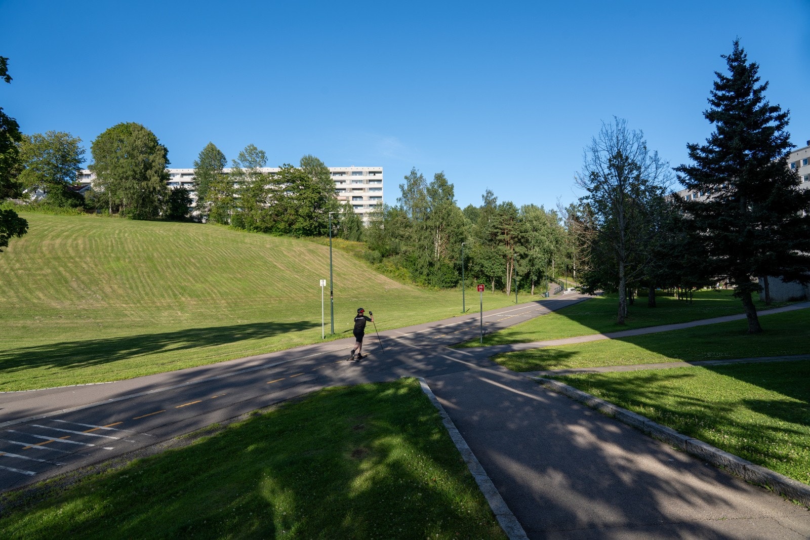 Haugenstua togstasjon ligger med få minutters gange unna, og toget tar omtrent 13 minutter til Oslo S. Bussforbindelsene er gode med umiddelbar nærhet til holdeplasser på Haugenstua og Smedstua. Nærmeste T-banestasjon ligger på Stovner med linje 4 og 5. Galleribilde