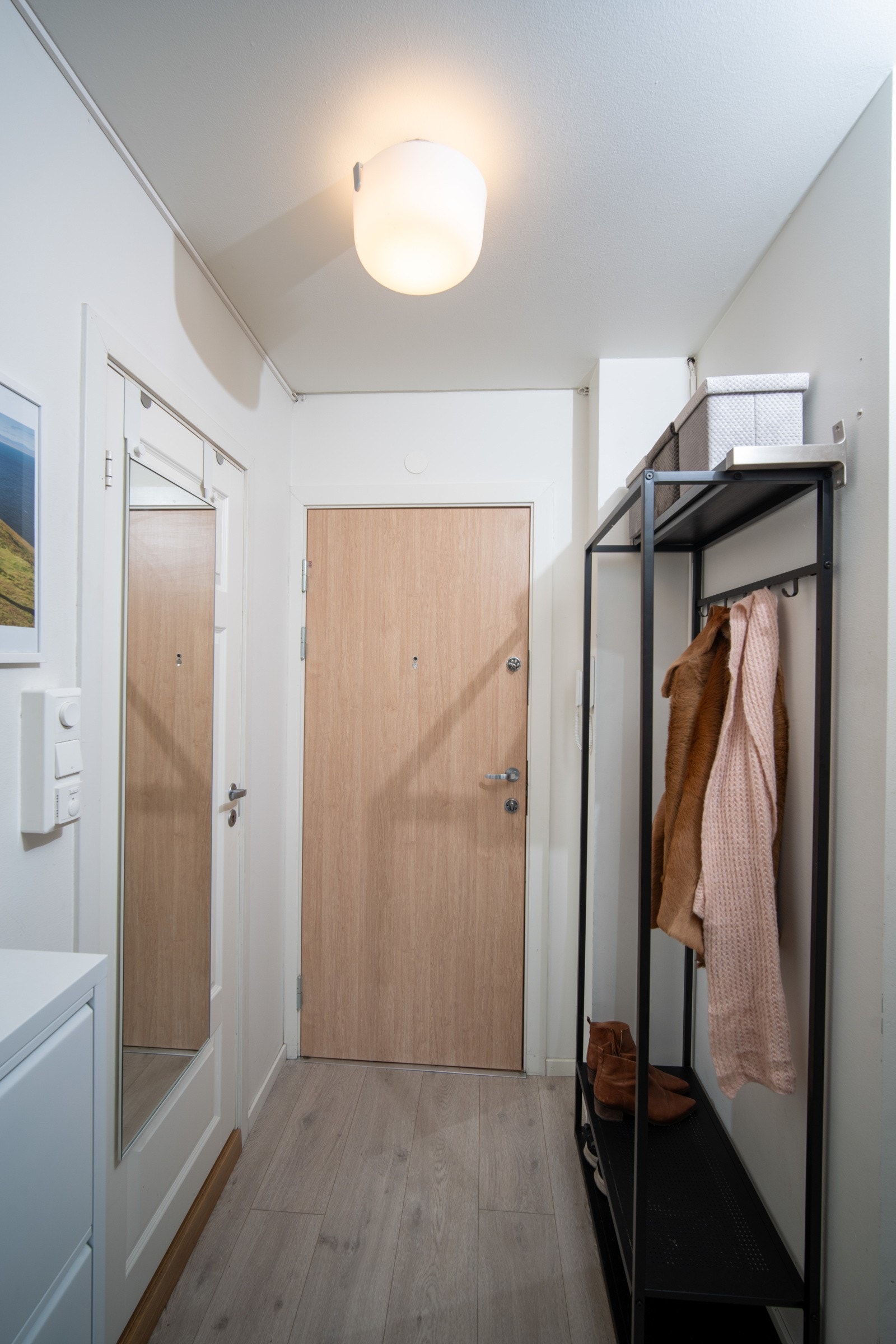 Inn i boligen ønskes du velkommen av en lys entré med gulv og vegger i samsvar med resten av boligen. Galleribilde