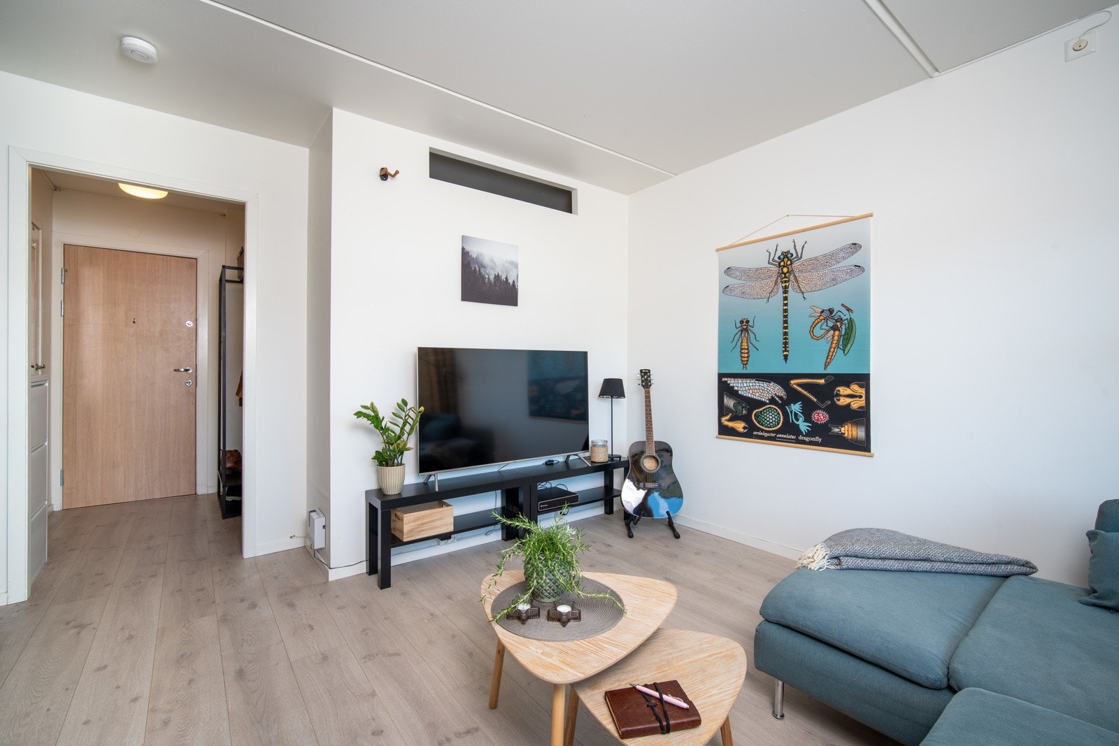 Boligen har laminat på gulvet og vegger malt i en tidsriktig og attraktiv farge. Galleribilde
