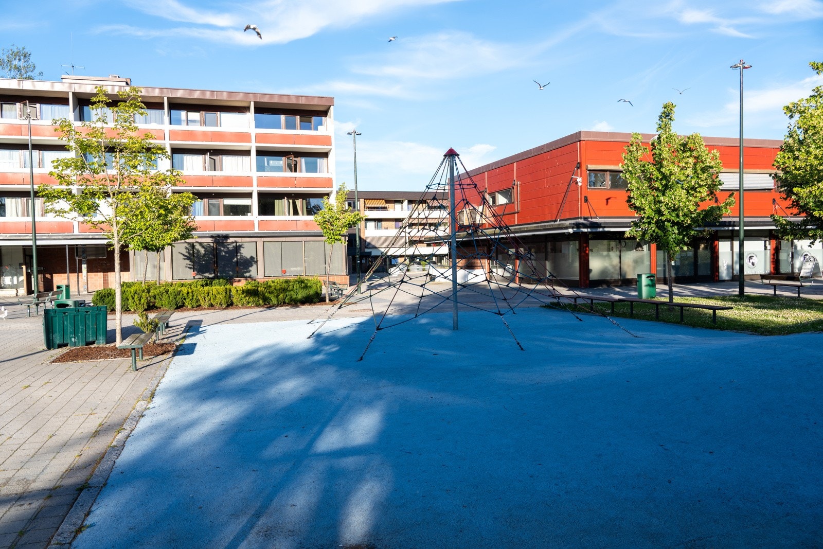Det er kort vei til skole og barnehage i et bilfritt miljø! Området sokner til Haugenstua skole (1. til 10.trinn) og har tilknytning til Stovnerbanen og Haugenstua hallen. Galleribilde