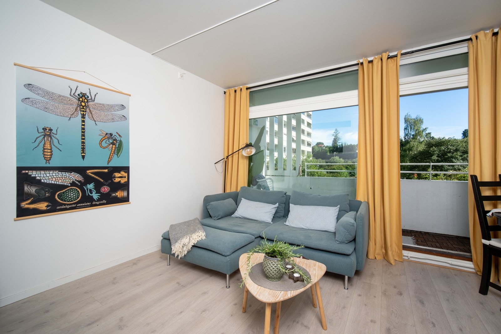 Fra stuen er det utgang til en sydvendt balkong i betongkonstruksjon på ca. 7,5 kvm. Galleribilde