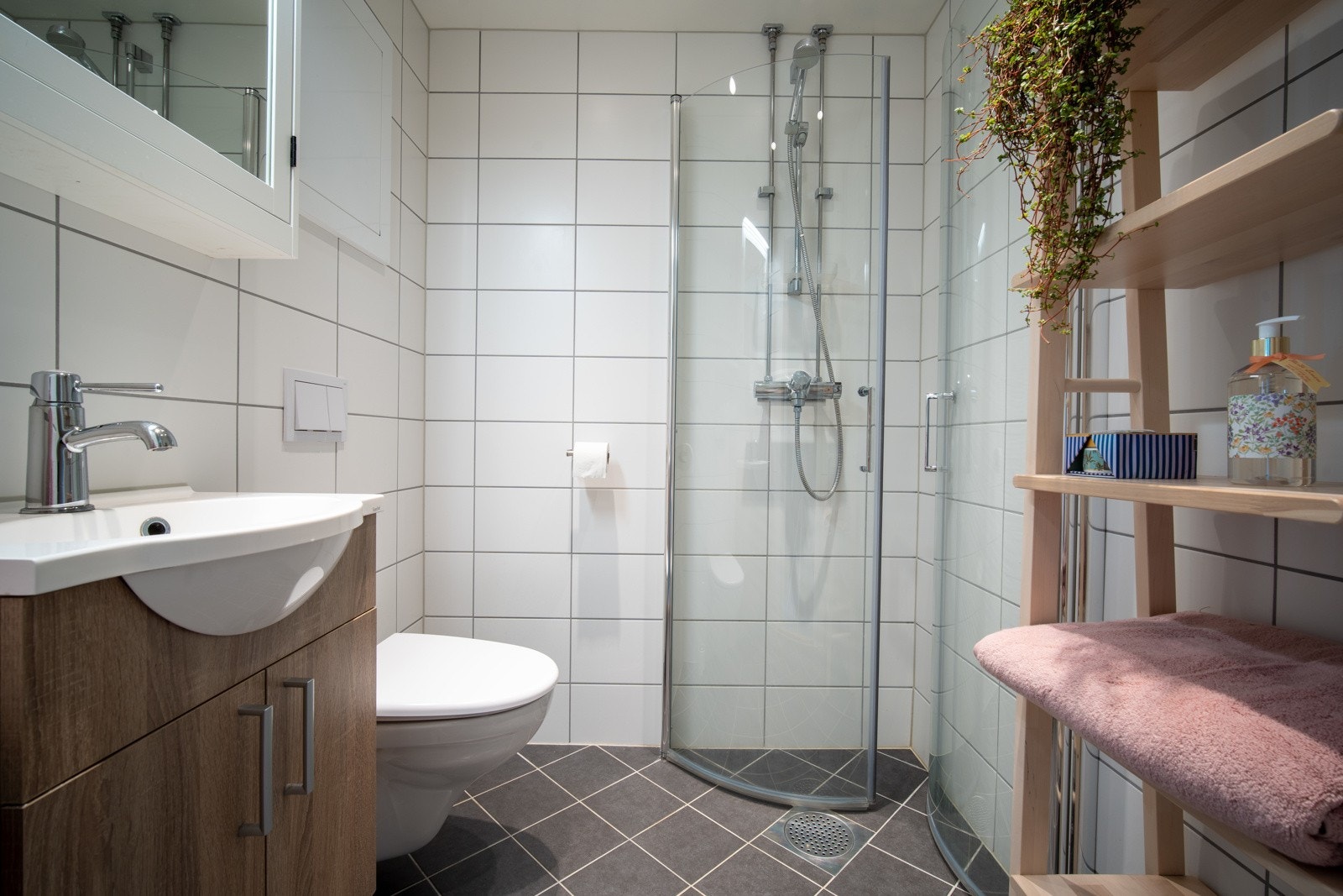Badet er pusset opp i 2019 i regi av borettslaget. Gulv og vegger er flislagte. Videre kan badet skilte med varmekabler og spotter i himlingen. Galleribilde