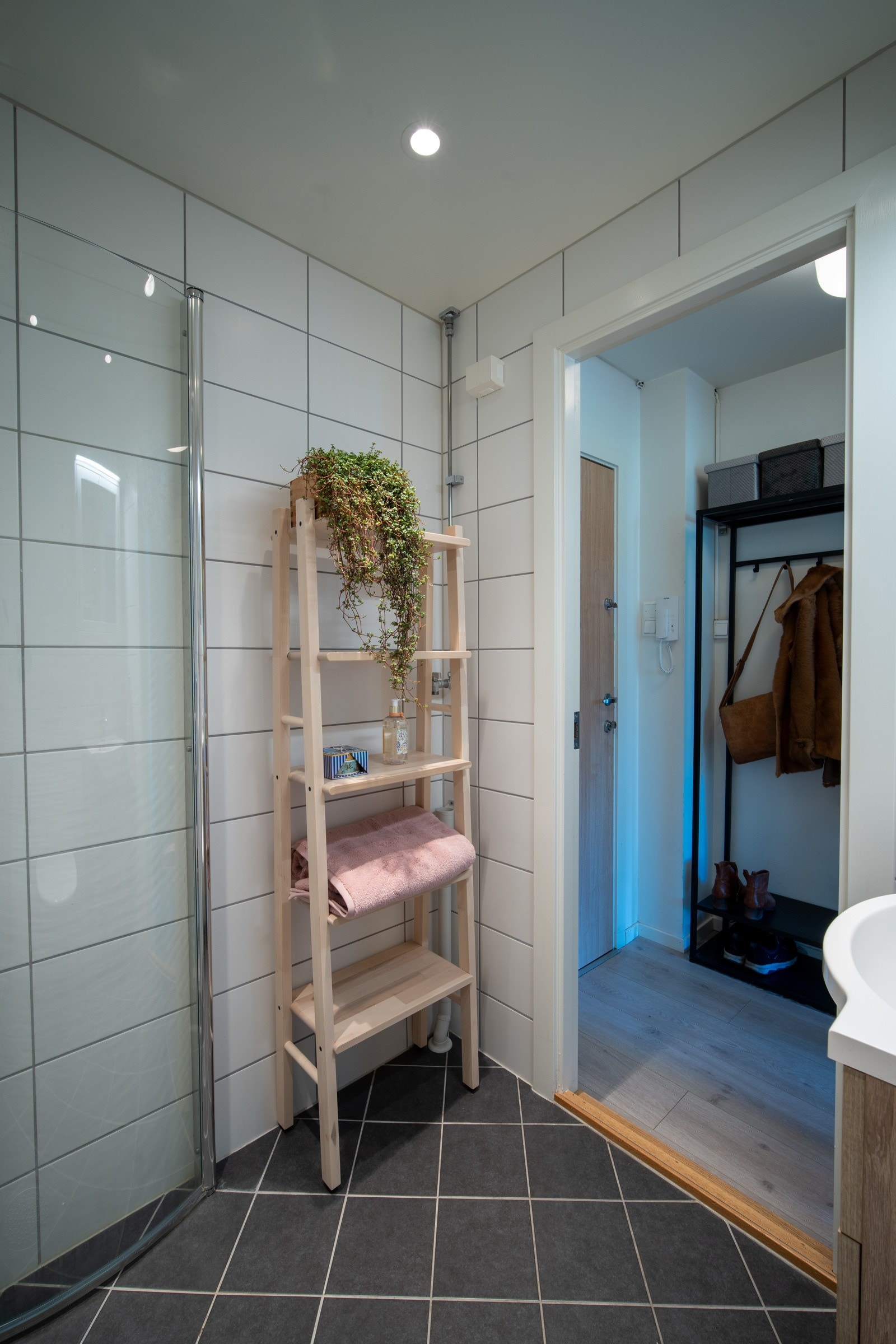 Videre har badet dusj på gulv med dører i herdet glass og veggfestet klosett med innebygget sisterne. Det er opplegg for vaskemaskin. Galleribilde