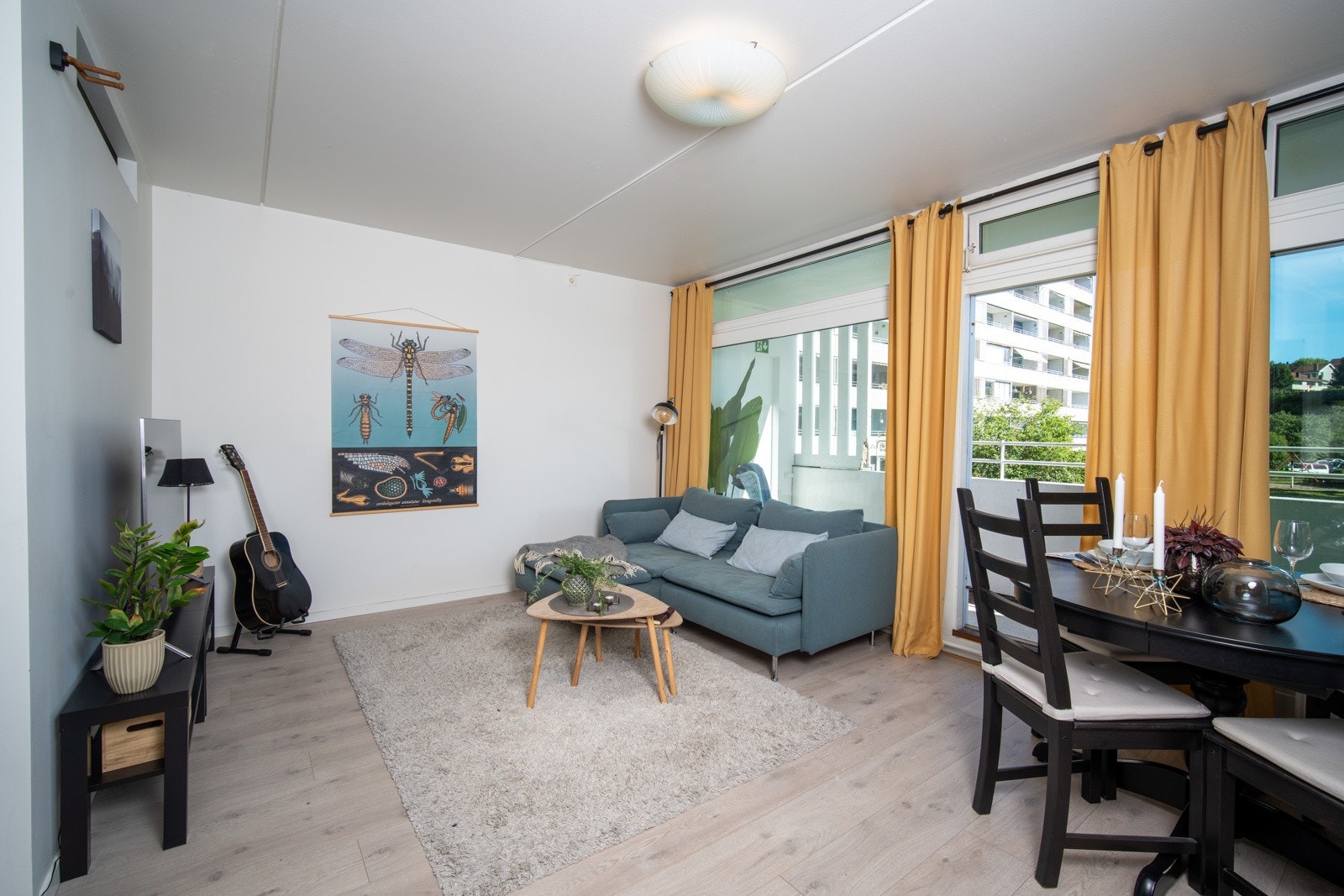Stuen, som ligger i en åpen løsning med kjøkkenet, oppleves lys og innbydende. Galleribilde