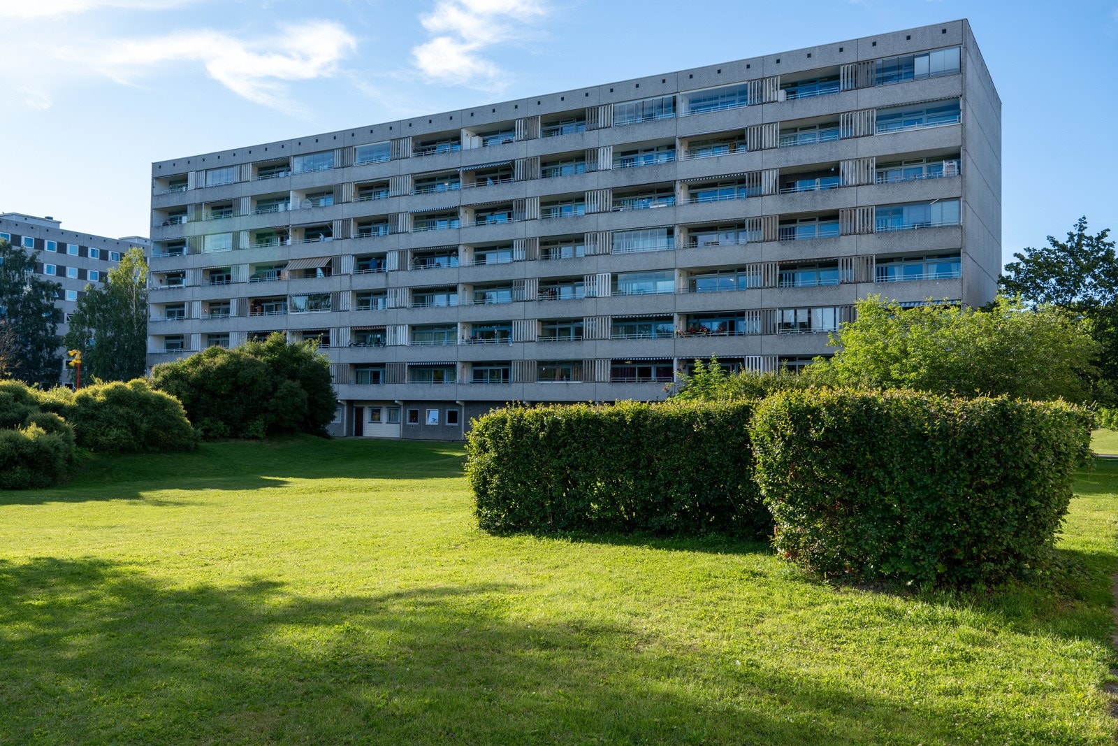 Leiligheten har en flott og solrik beliggenhet innad i borettslaget, omringet av grøntarealer, lekeplasser og sittegrupper. Galleribilde