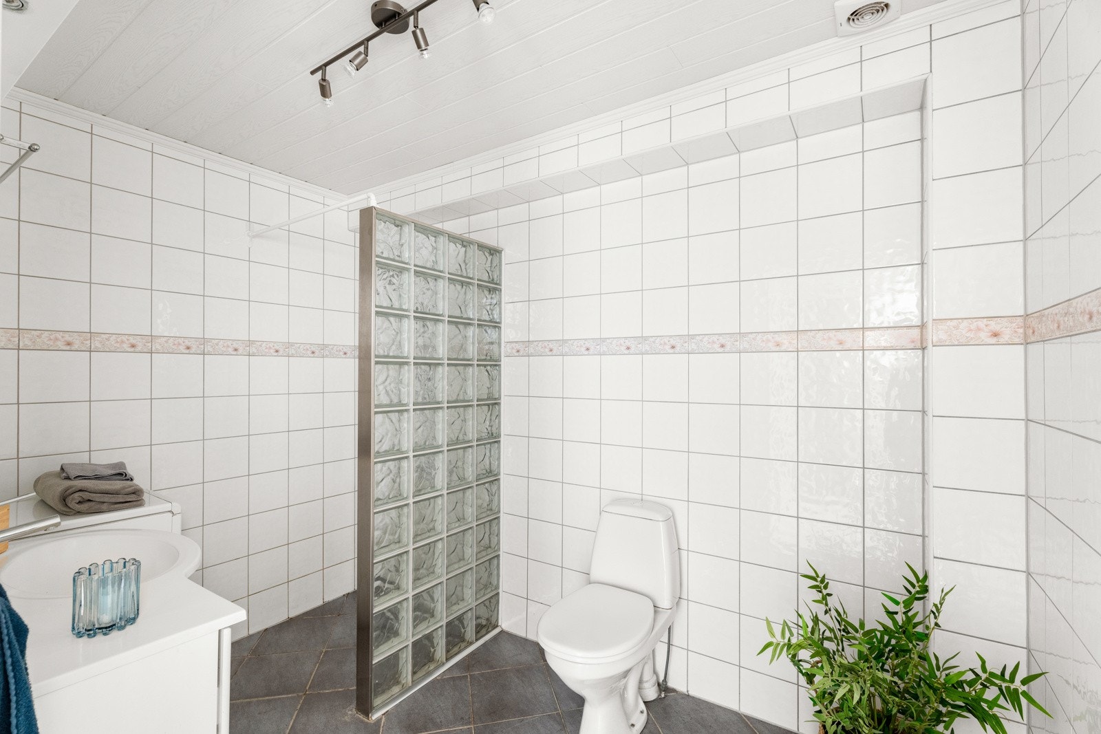 Leiligheten har et flislagt bad med varmekabler i gulv. Det er plass til vaskemaskin på badet. Galleribilde