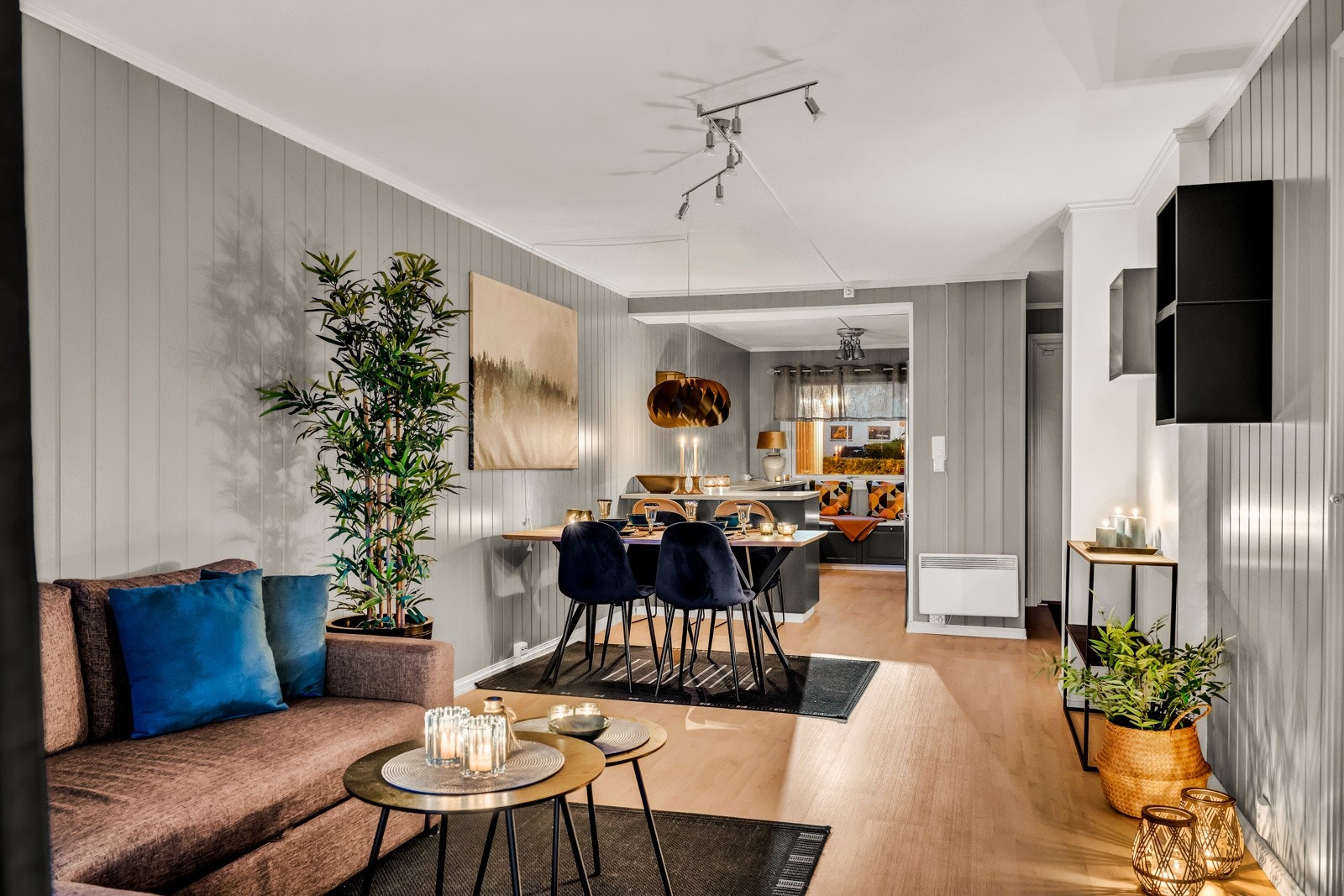 Stor stue i åpen løsning mot kjøkkenet. Stue og kjøkken på tilsammen 32 kvadrat. Galleribilde