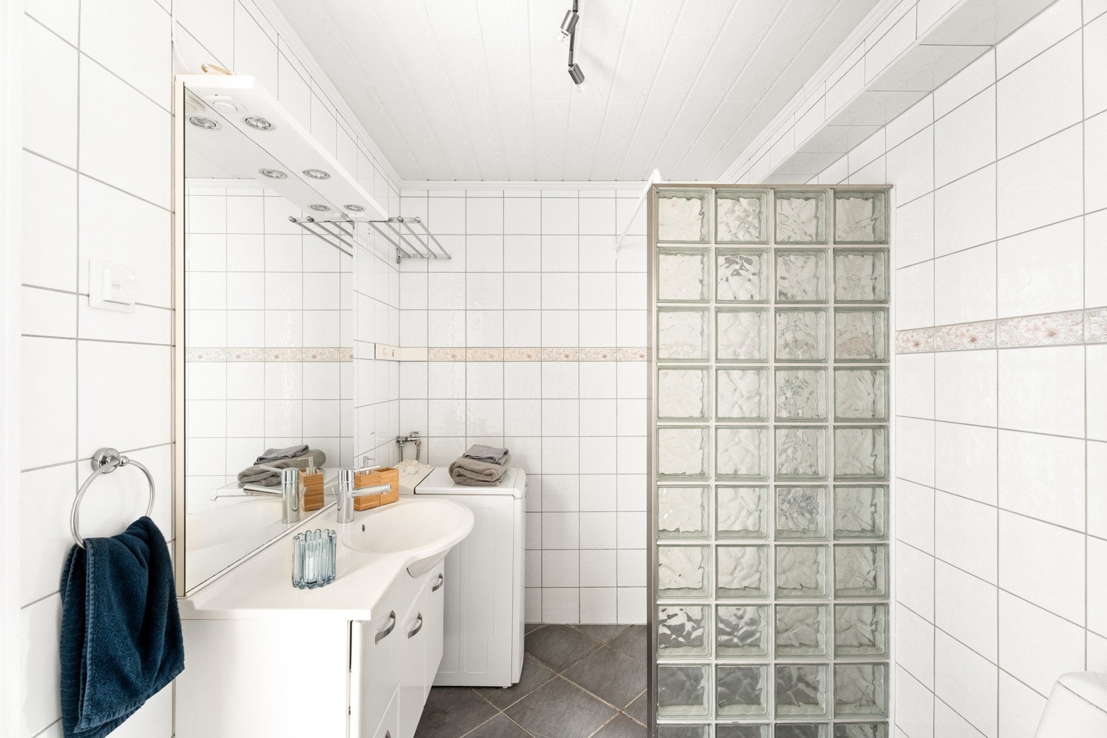 Lyst og romslig. Badet er 5,7 kvadrat. Galleribilde