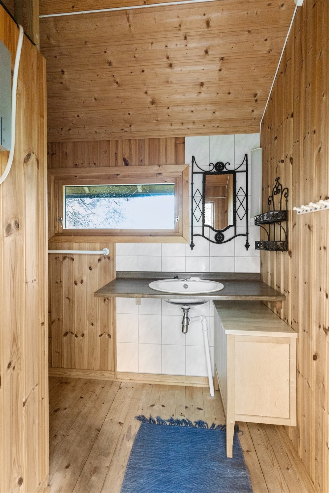 Uthus med rom med vask Galleribilde