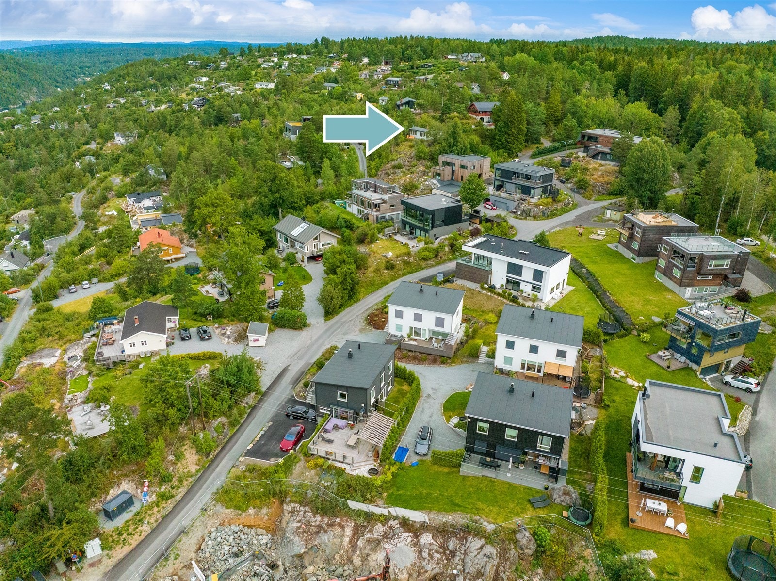 Eiendommen ligger usjenert til på en høyde Galleribilde