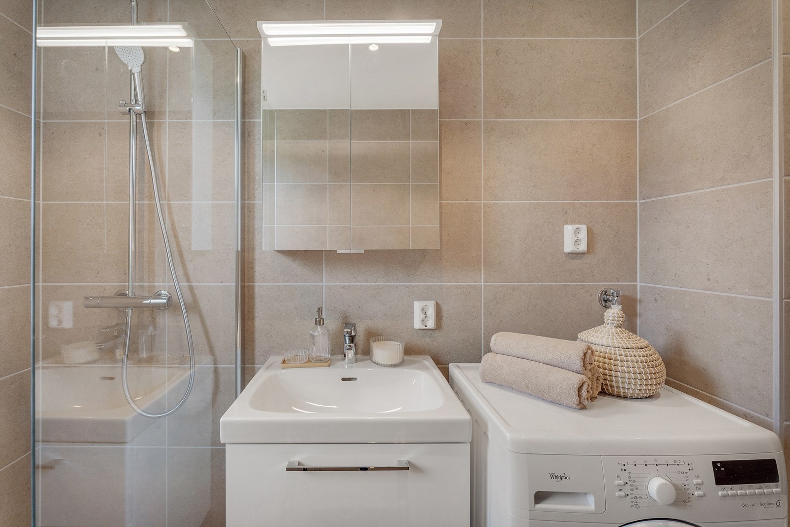 - Gode oppbevaringsmuligheter i servantmøbel og speilskap med integrert belysning - Galleribilde