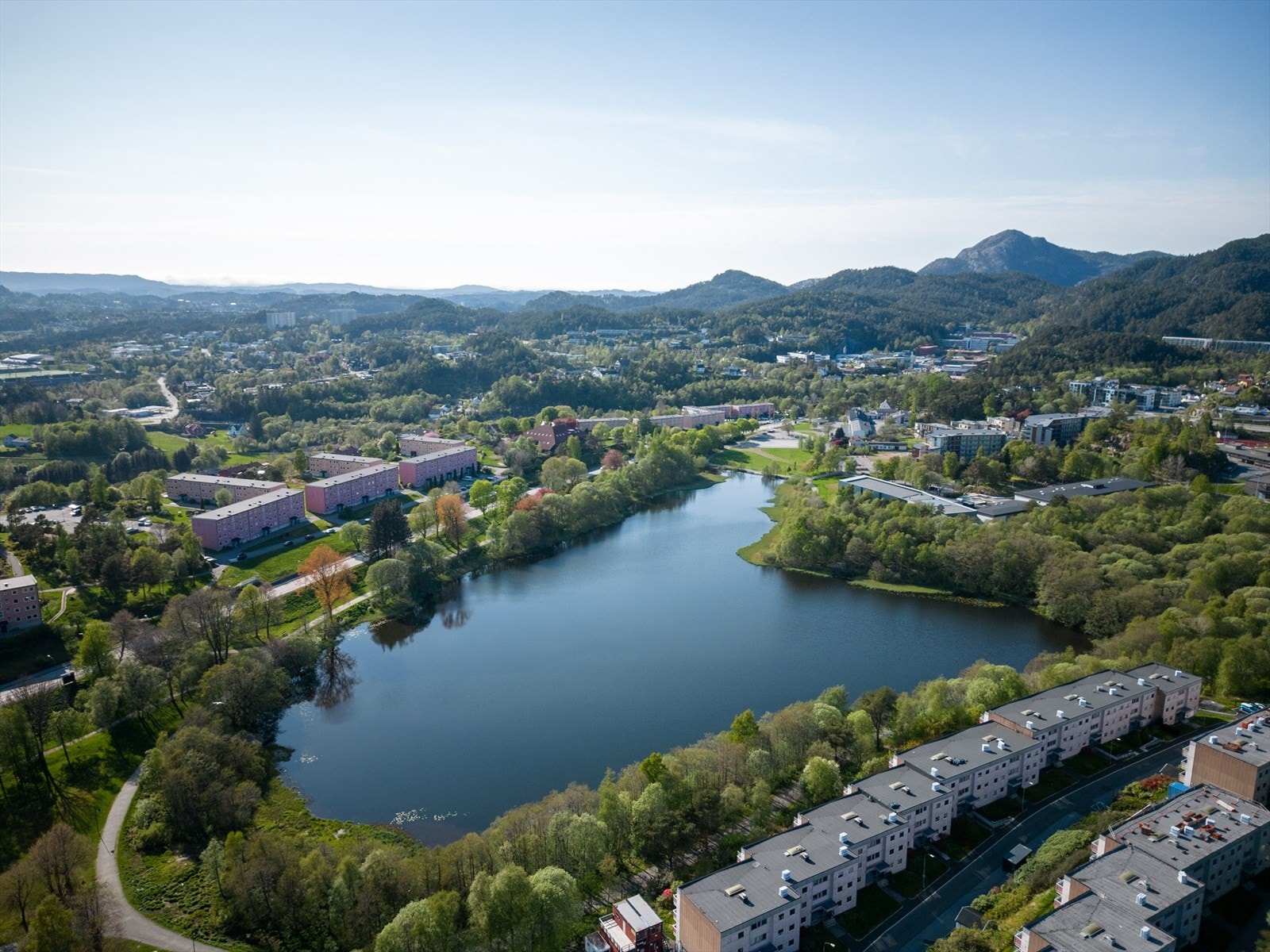 - Vakre Ortuvannet er borettslagets nærmeste nabo, og er perfekt for gå- og joggeturer - Galleribilde
