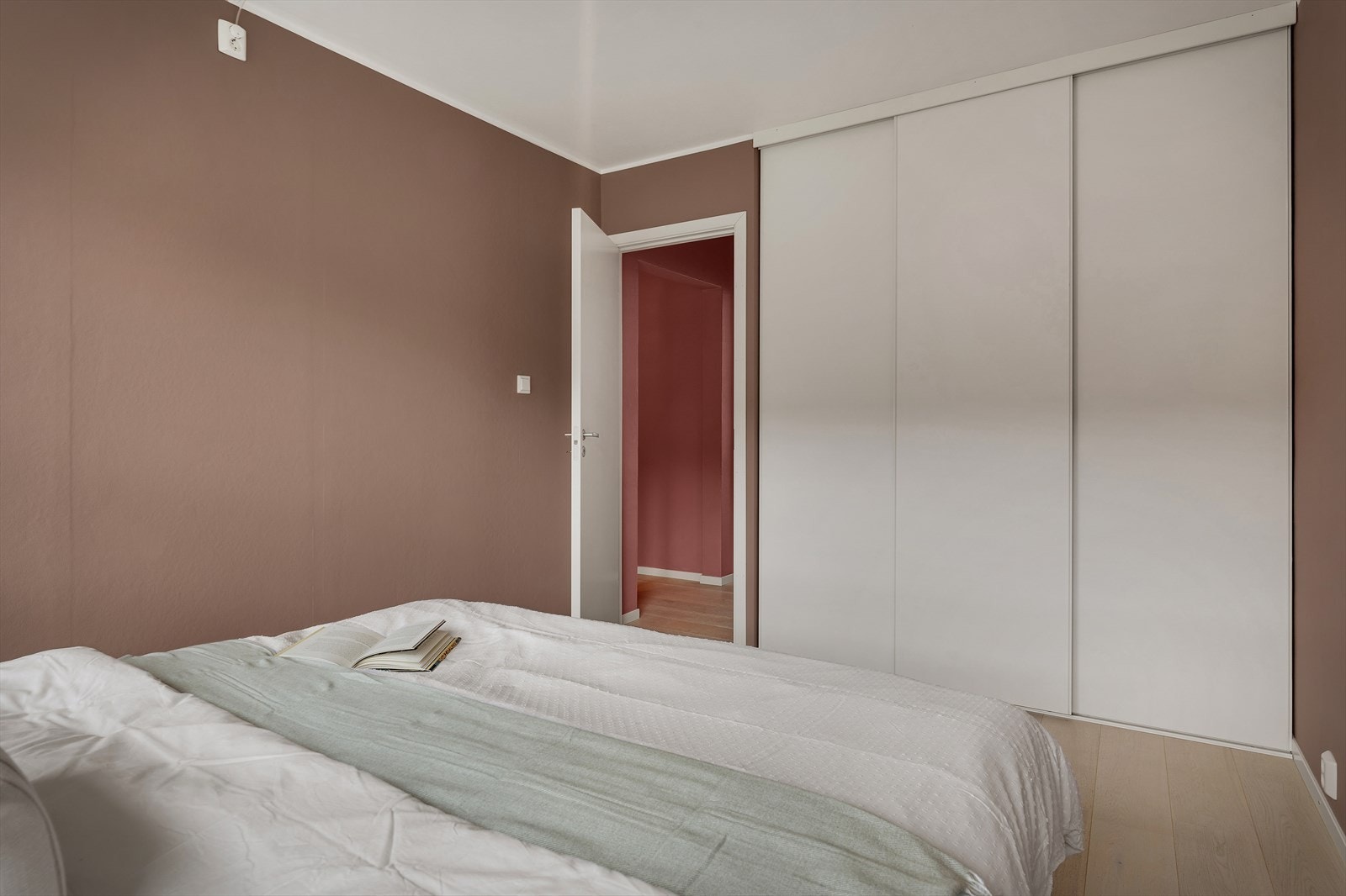 - Merk den innebygde garderobeløsningen med skyvedører - Galleribilde