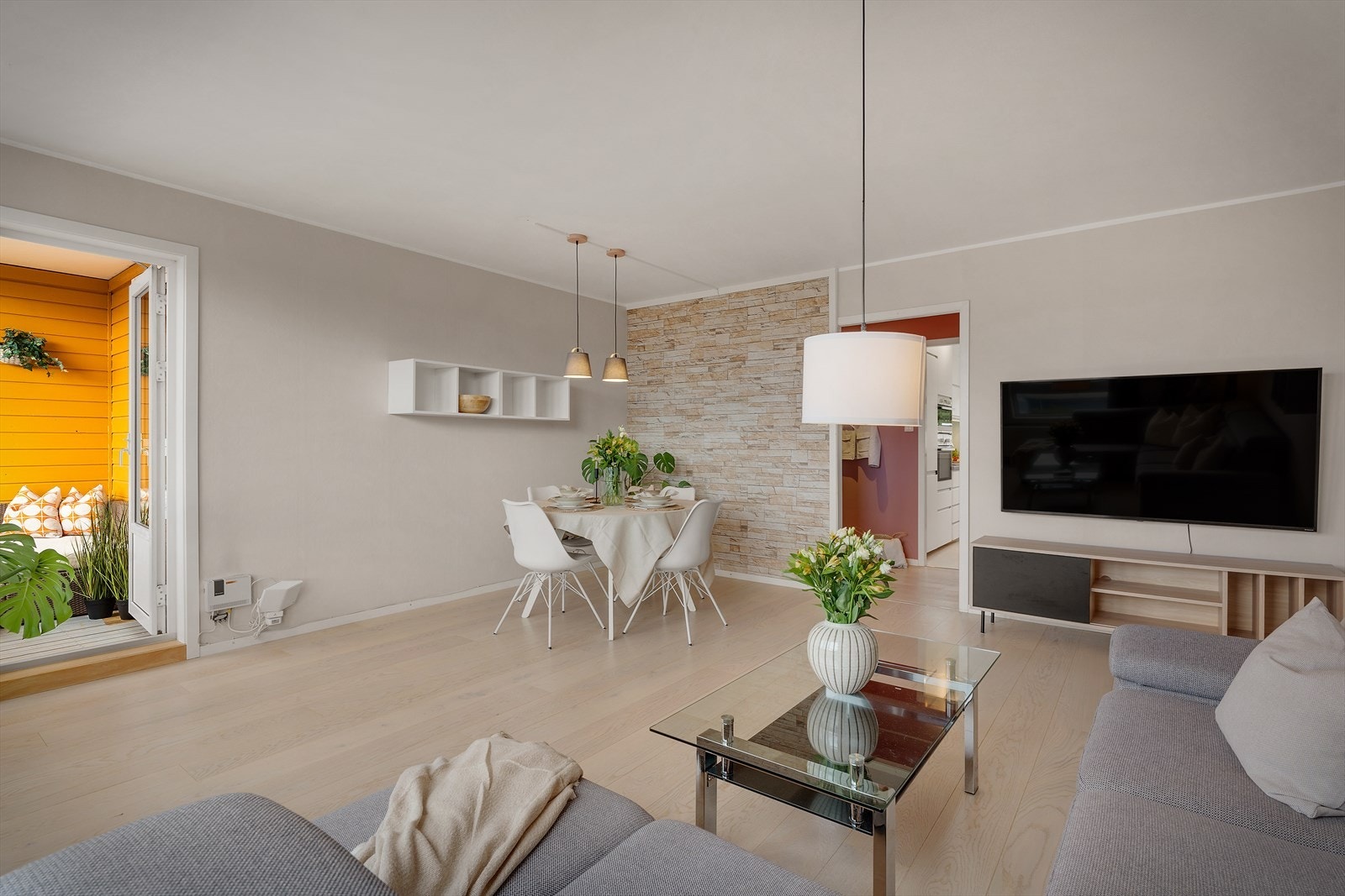 - Stuens praktiske løsning gir også rom for flere møbleringsplaner - Galleribilde