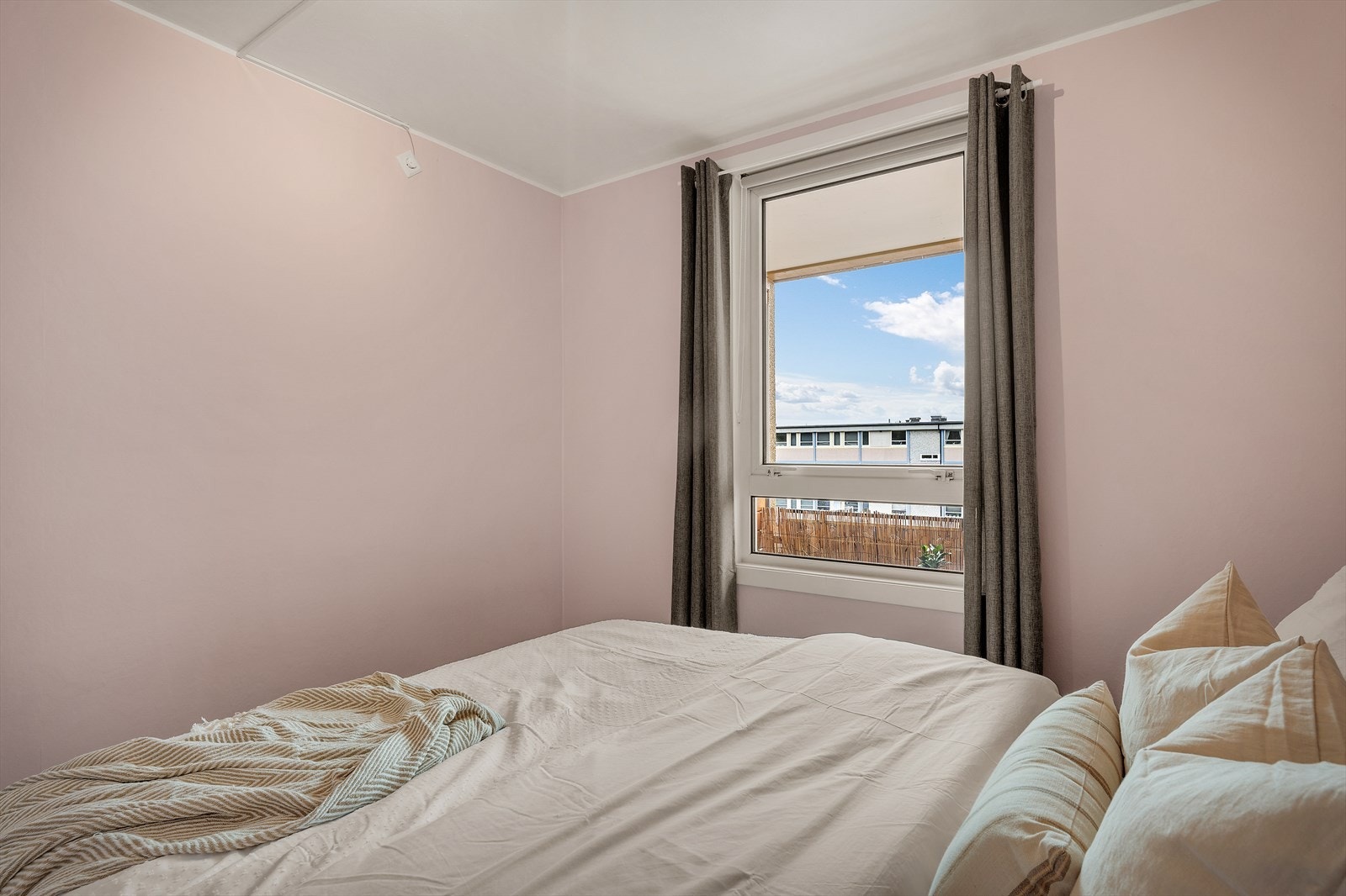 - God plass til dobbeltseng i ønsket størrelse og øvrig møblement - Galleribilde